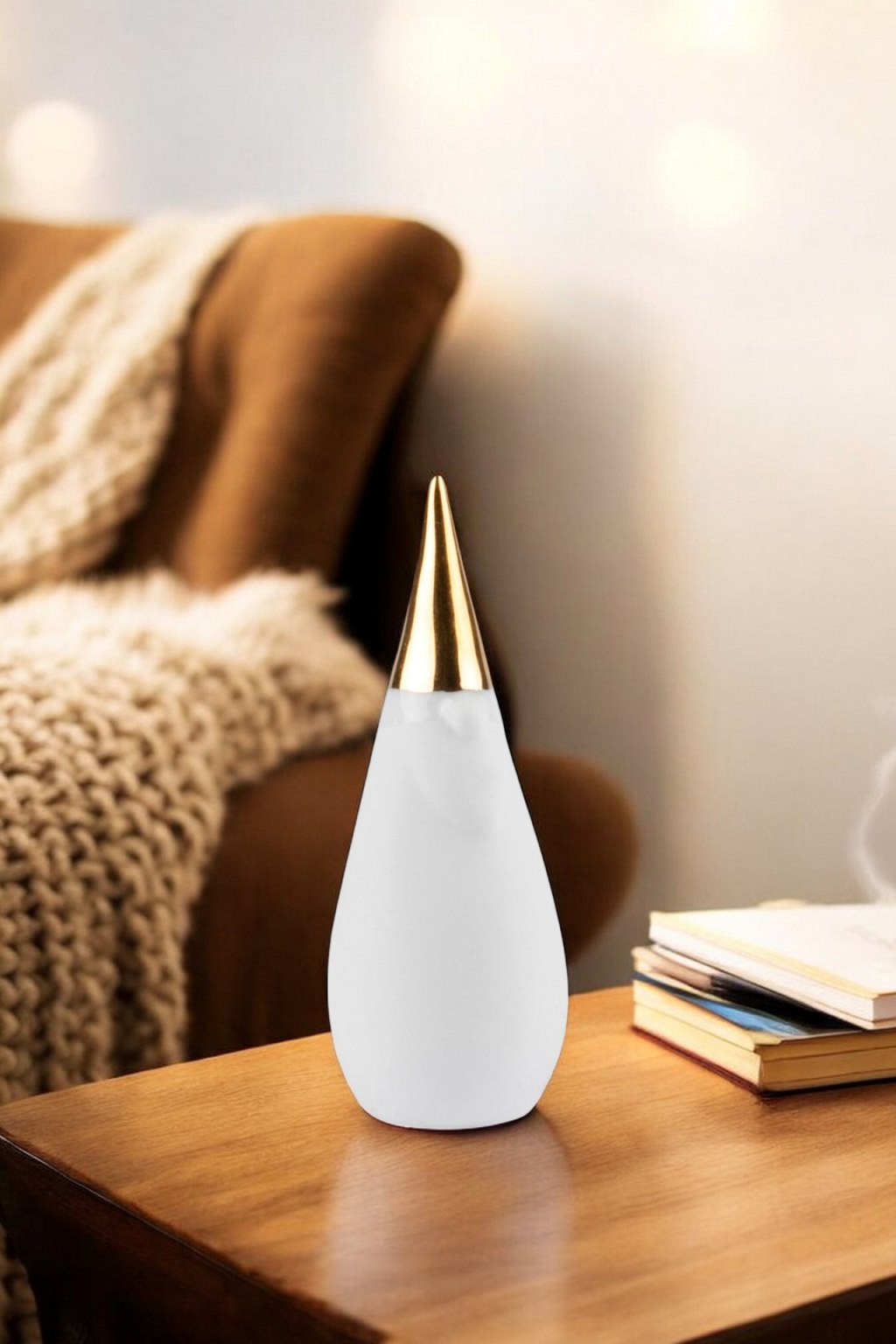 Living Porzellangeschichten Santa Figur mit goldenem Hut auf einem Holztisch, weihnachtliche Dekoration.