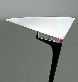 Moderne Artemide Stehleuchte Montjuic mit weißem Lampenschirm und schwarzem Fuß. Designleuchte für Wohnzimmer.