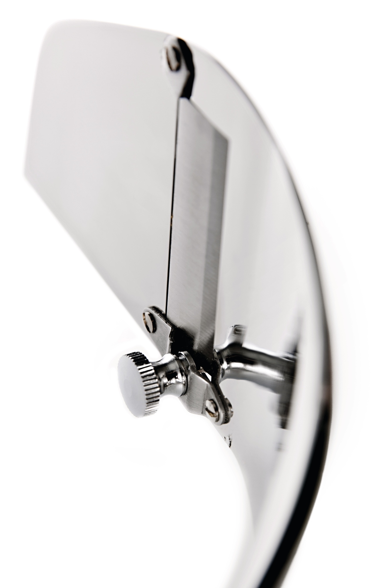 Detailaufnahme des Alessi Trüffelhobels UNS04, einem eleganten Küchenwerkzeug zum feinen Hobeln von Trüffeln.