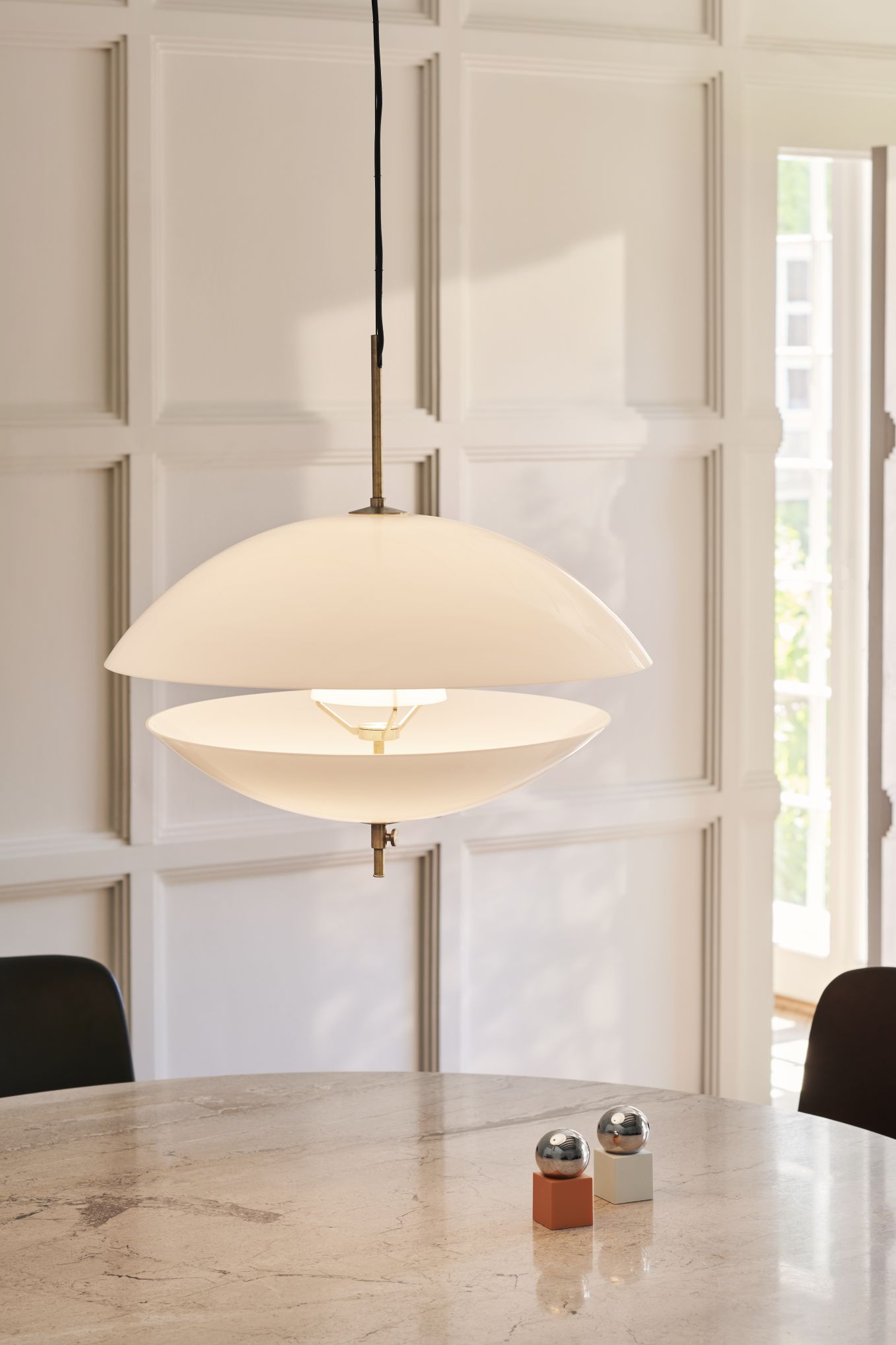 Nahaufnahme der Clam Pendelleuchte von Fritz Hansen, modernes Design, weiße Hängelampe.