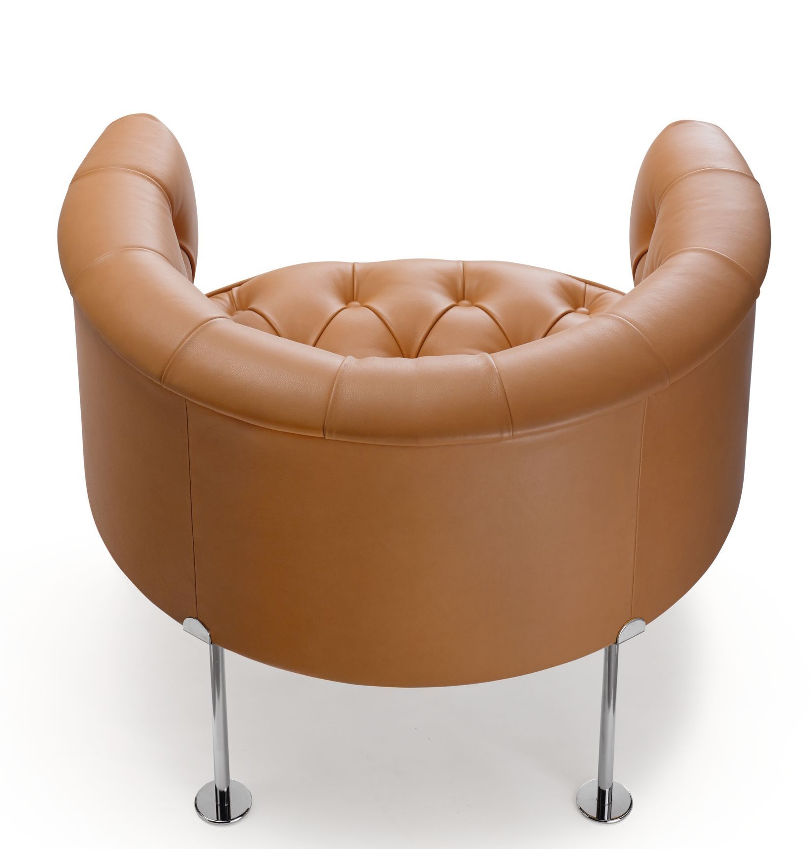 Rückansicht des 310 Haussmann Sessels von Walter Knoll in braunem Leder mit Knopfheftung.