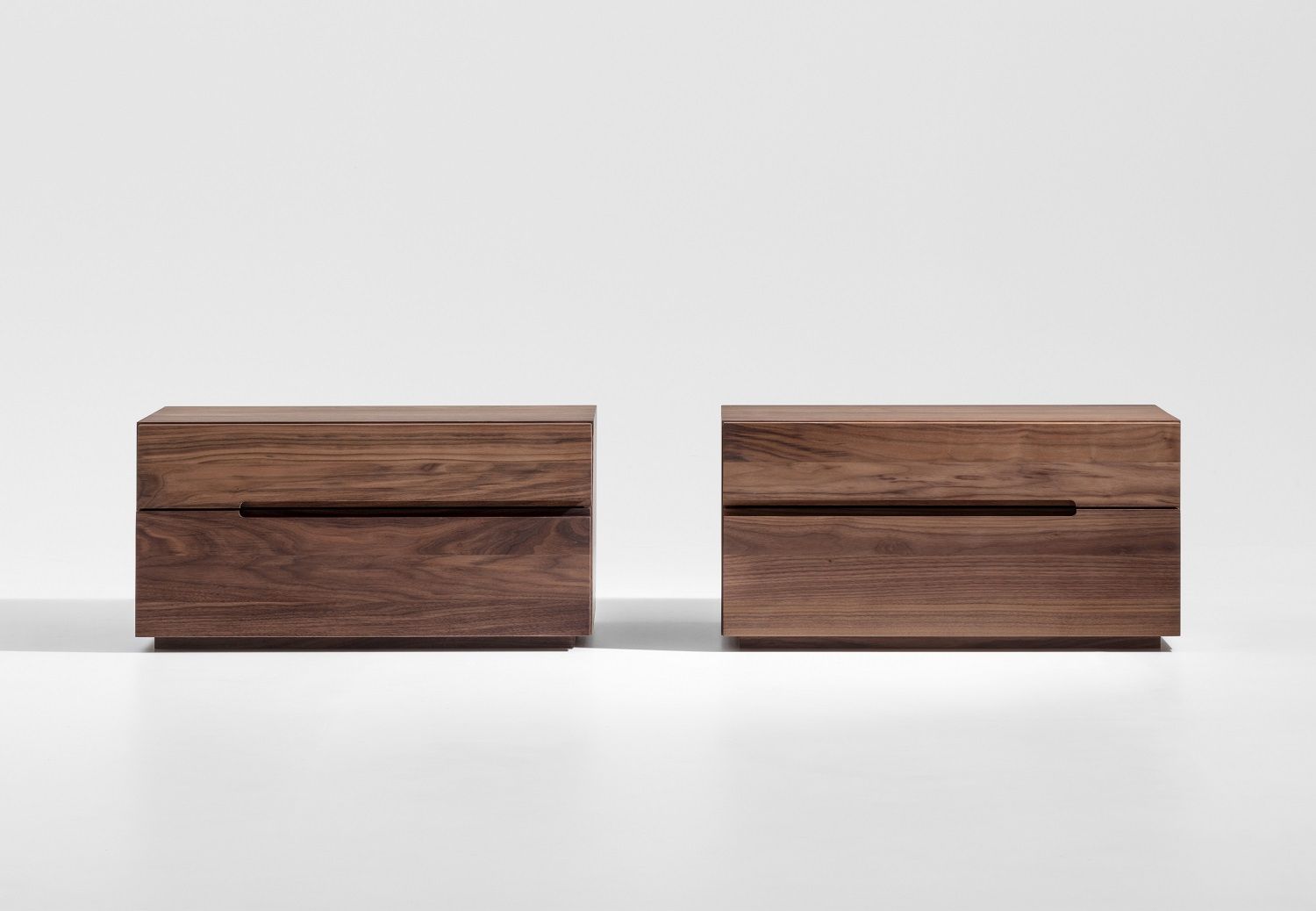 Zwei Nightstand 64 Nachttische aus dunklem Holz mit Schubladen vor weißem Hintergrund.