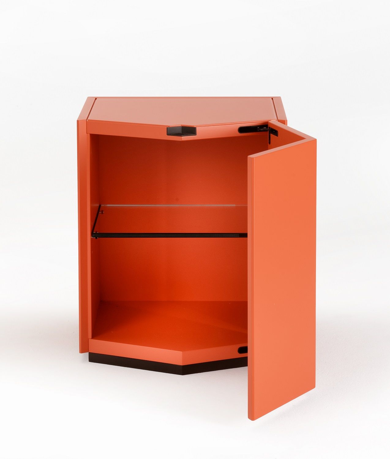 Orangefarbener Z24 Nightstand Nachttisch von Zanotta mit offener Tür und Glasablage im Innenraum.
