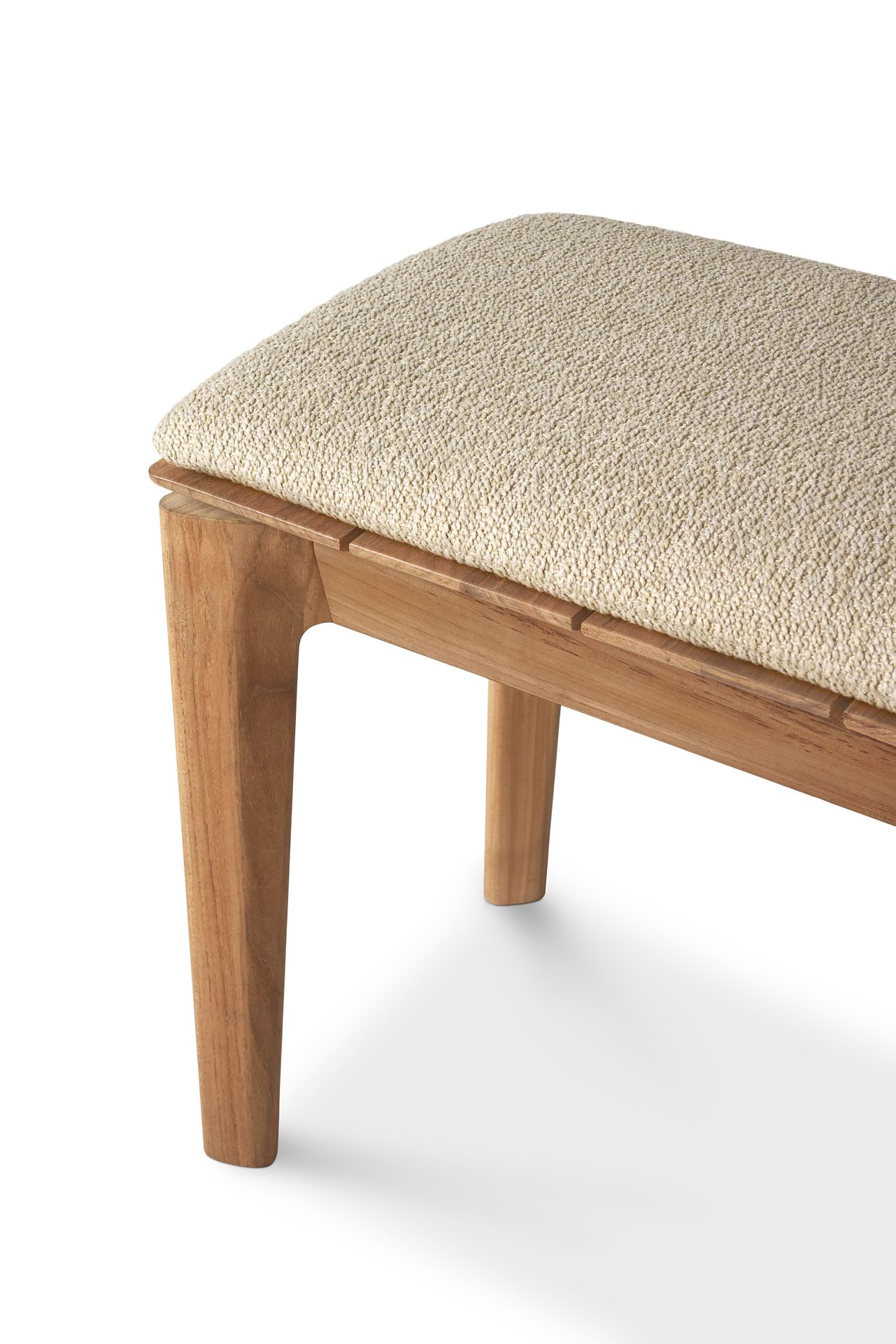 Detailaufnahme der Ethnicraft Bok Teak Bank mit beiger Polsterung, ideal für den Außenbereich.