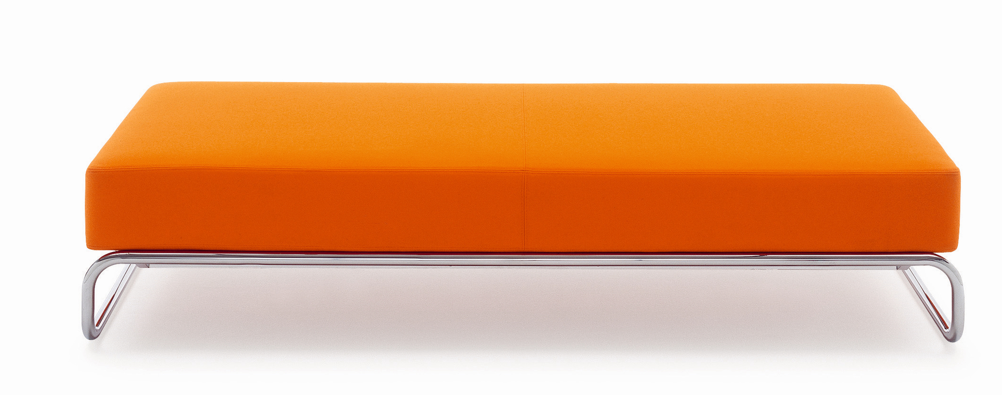 Orangefarbenes Thonet S 5002 Sofa, ein moderner 2-Sitzer mit verchromtem Stahlrohrgestell für Wohnzimmer und Büro.