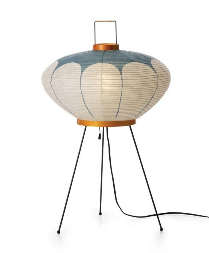 Akari Tischleuchte mit blau-weißem Lampenschirm aus Papier und schwarzem Dreibein-Gestell. Vitra Design Lampe.