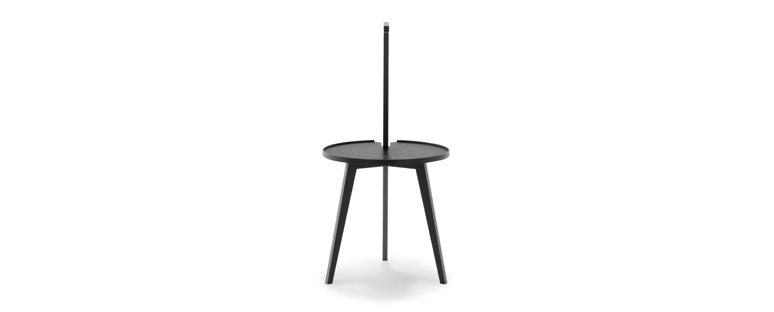 Cicognino Beistelltisch Esche schwarz von Cassina: Runder, schwarzer Holztisch mit drei Beinen und Griff.