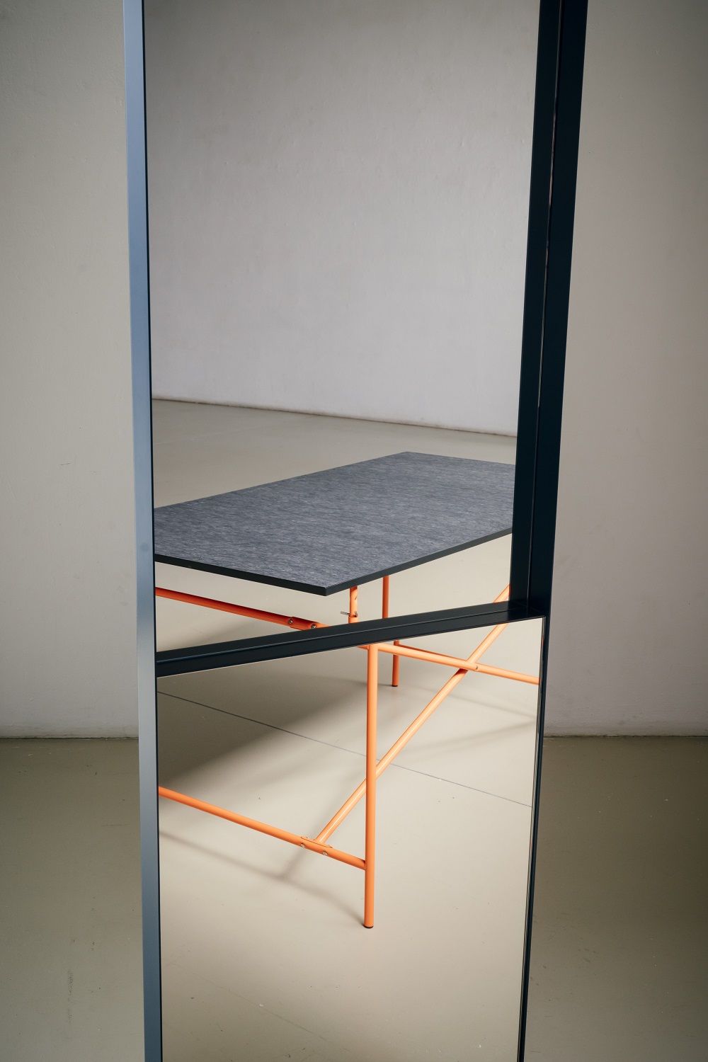 OneTwo Spiegel von Richard Lampert, 180 cm, dunkelbronze Rahmen. Spiegelung eines Tisches.