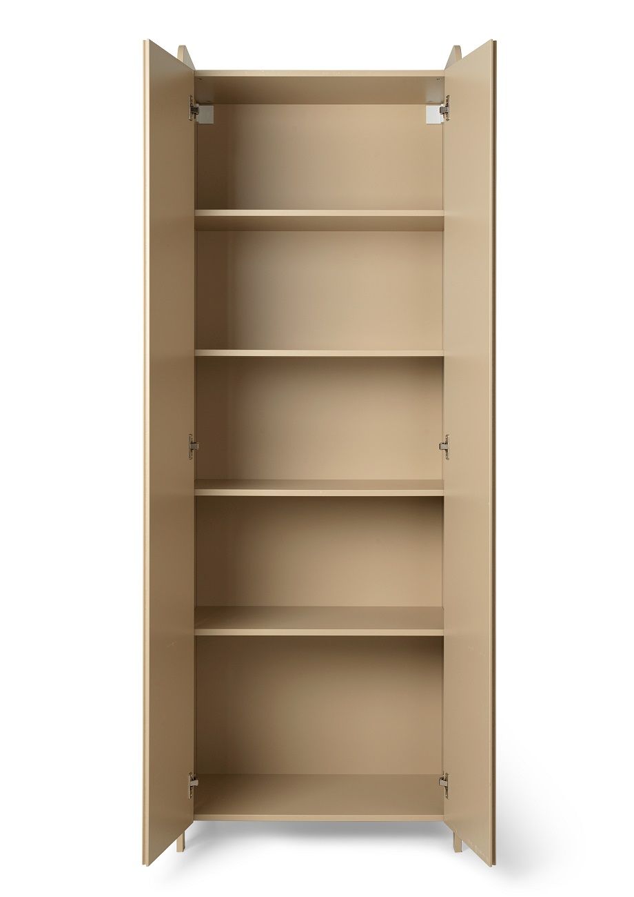 Offener, hoher Schrank "Sill Cupboard" von Ferm Living in Cashmere mit mehreren Regalböden.