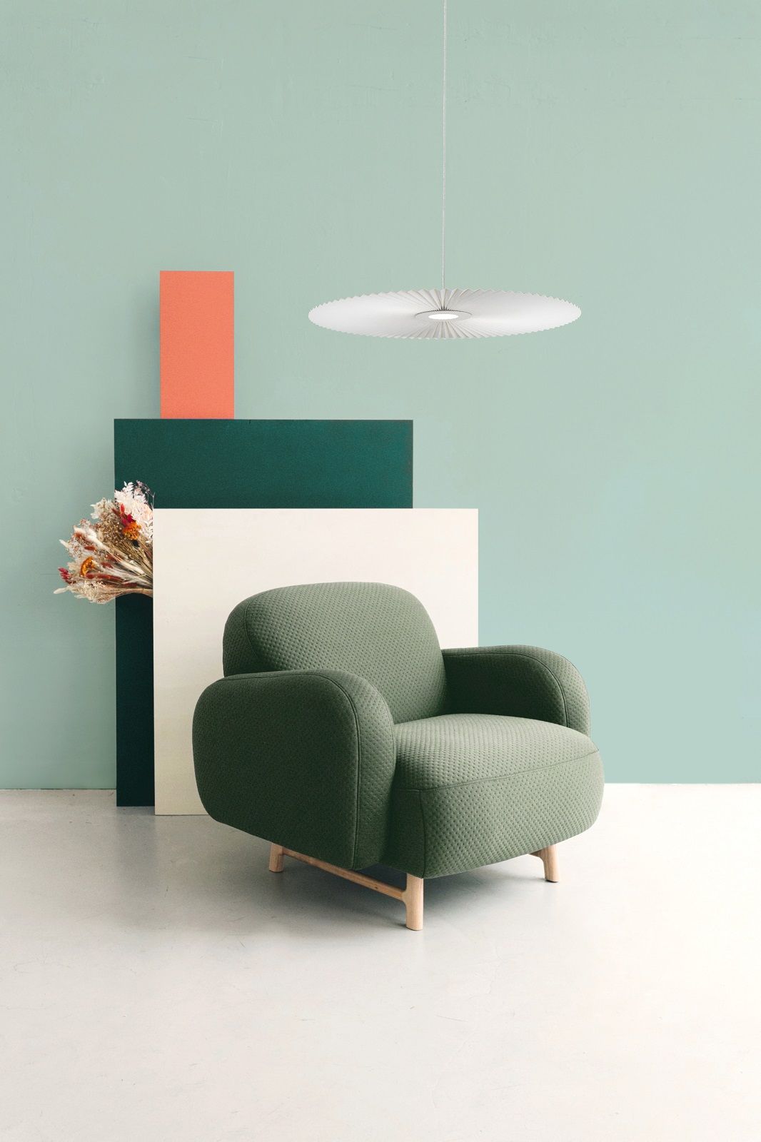 Weiße Carmen Pendelleuchte von Hartô, eine moderne Hängelampe für stilvolle Innenraumbeleuchtung.