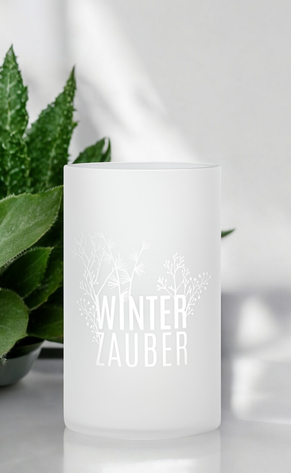 Winterzauber Windlicht von Räder, mattweißes Glas mit filigranem Wintermotiv und Schriftzug, stimmungsvolle Weihnachtsdekoration.