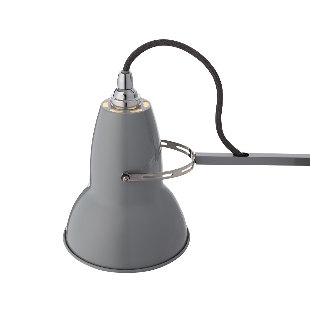 Anglepoise Original 1227 Tischleuchte in Taubengrau: Detailansicht der klassischen Schreibtischlampe für Büro und Zuhause.