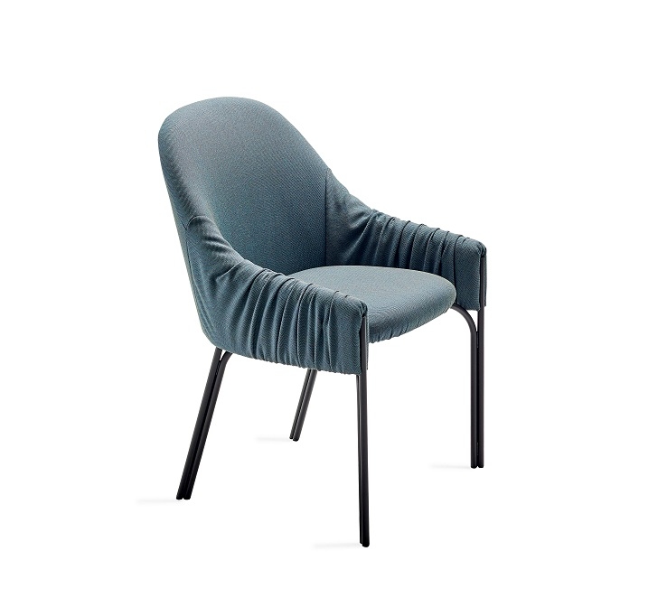 Blauer Celine Armchair Sessel von Freifrau Manufaktur mit gerafften Armlehnen und schwarzem Gestell.