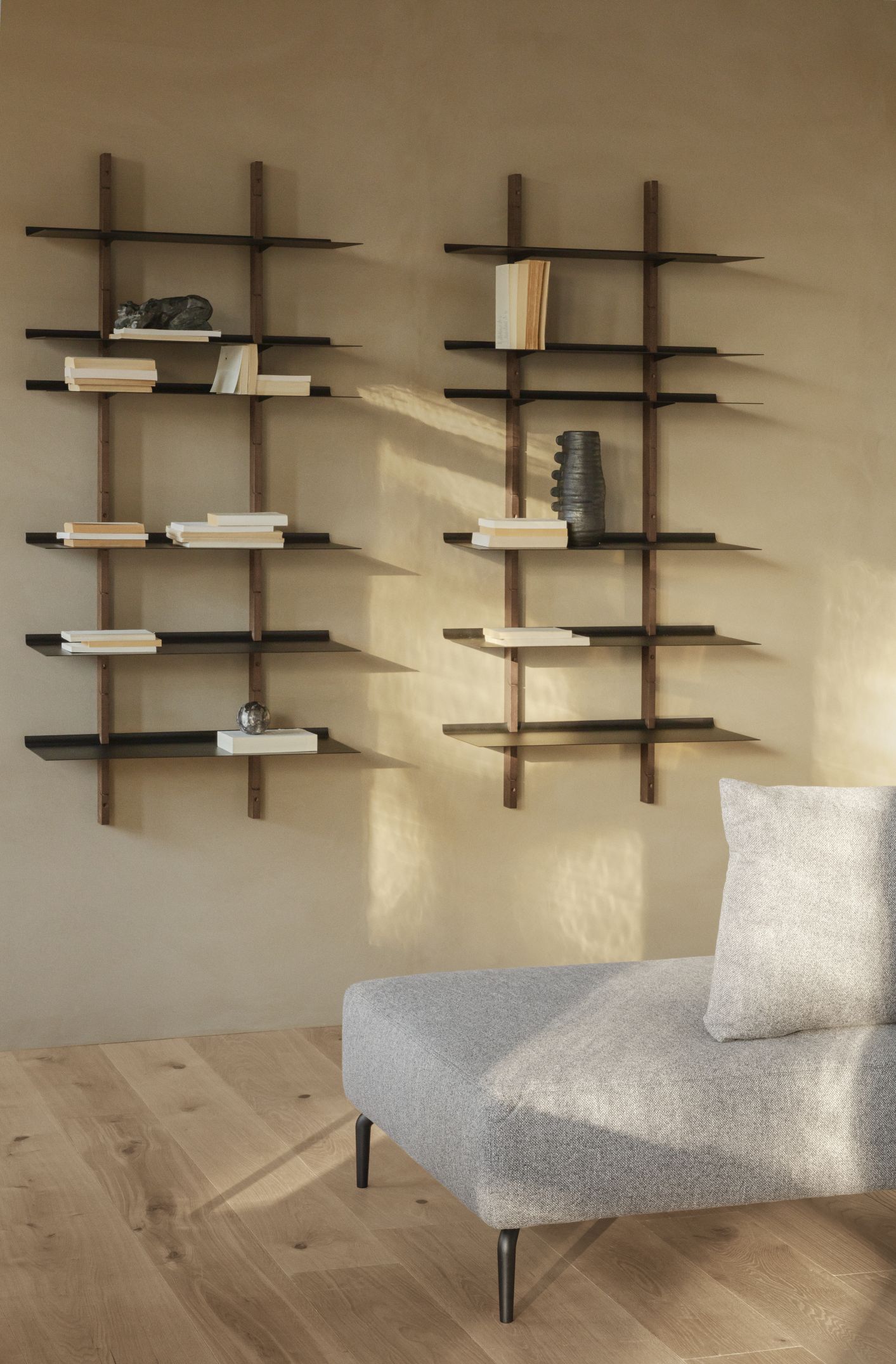 Zwei Smile Regale in Eiche von Eva Solo an der Wand mit Deko.