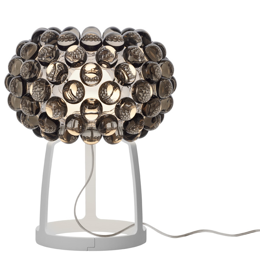 Graue Caboche Plus Tischleuchte von Foscarini mit kugelförmigem Lampenschirm und weißem Fuß. Designleuchte für Wohnzimmer.