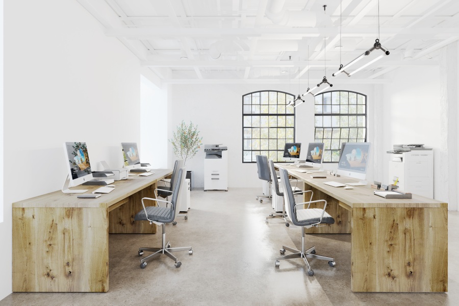 Heller Büroraum mit Treet Konferenztisch Trebord aus hellem Holz, Bürostühlen und Computern.
