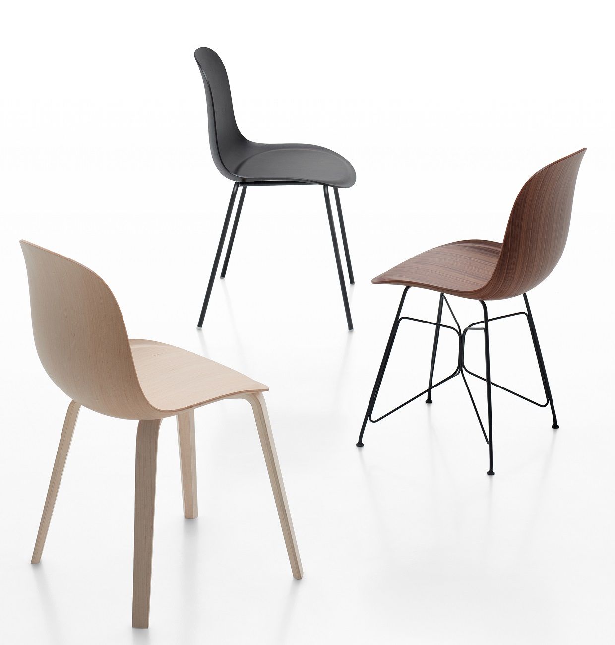 Drei Press Chair Stühle von MDF Italia in Holz und verschiedenen Farben.