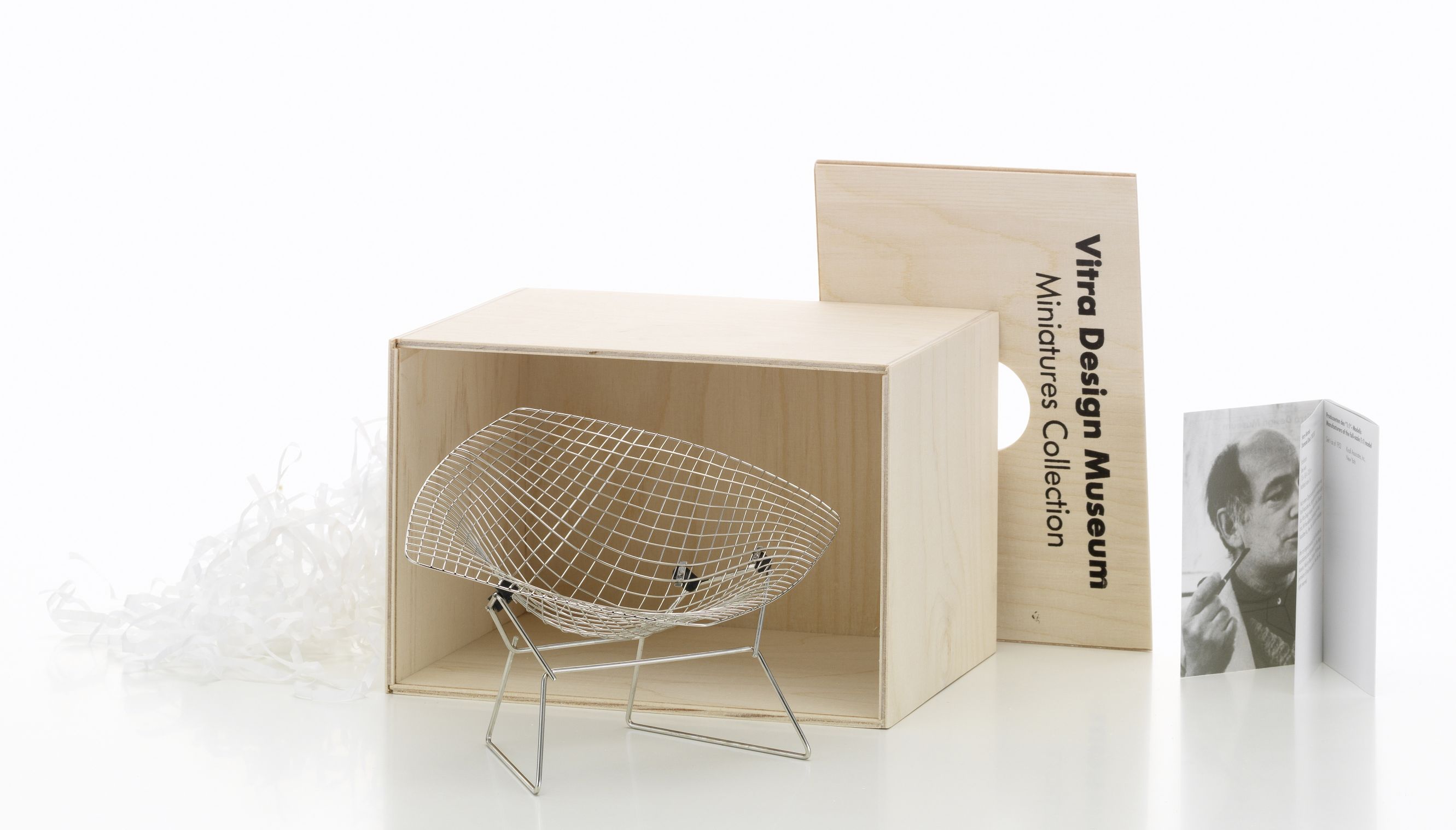 Detailaufnahme des Vitra Diamond Chair Miniatur Stuhls in einer Holzbox, Designermöbel für Sammler.