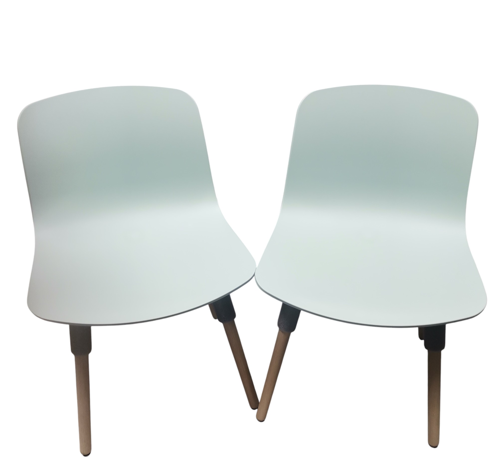 Zwei About a Chair AAC12 Stühle in Dusty Mint mit Eichenbeinen, Möbeldesign.