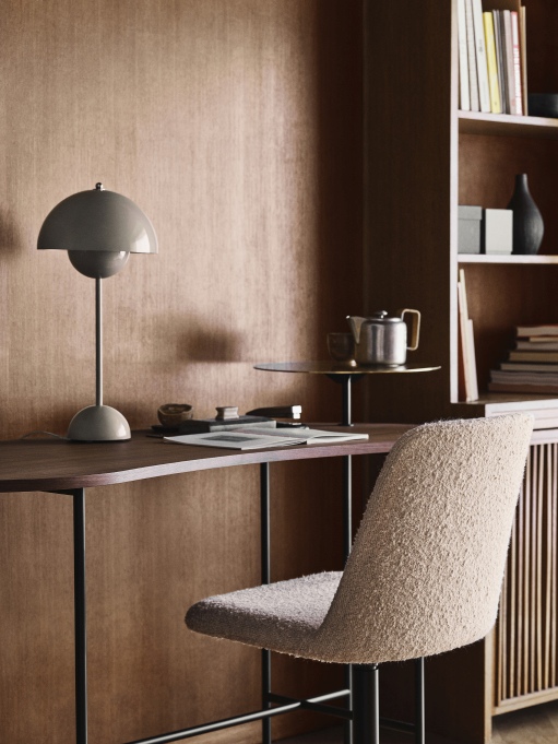 AndTradition JH9 Sekretär Schreibtisch aus Holz mit Lampe und Stuhl im modernen Arbeitszimmer.