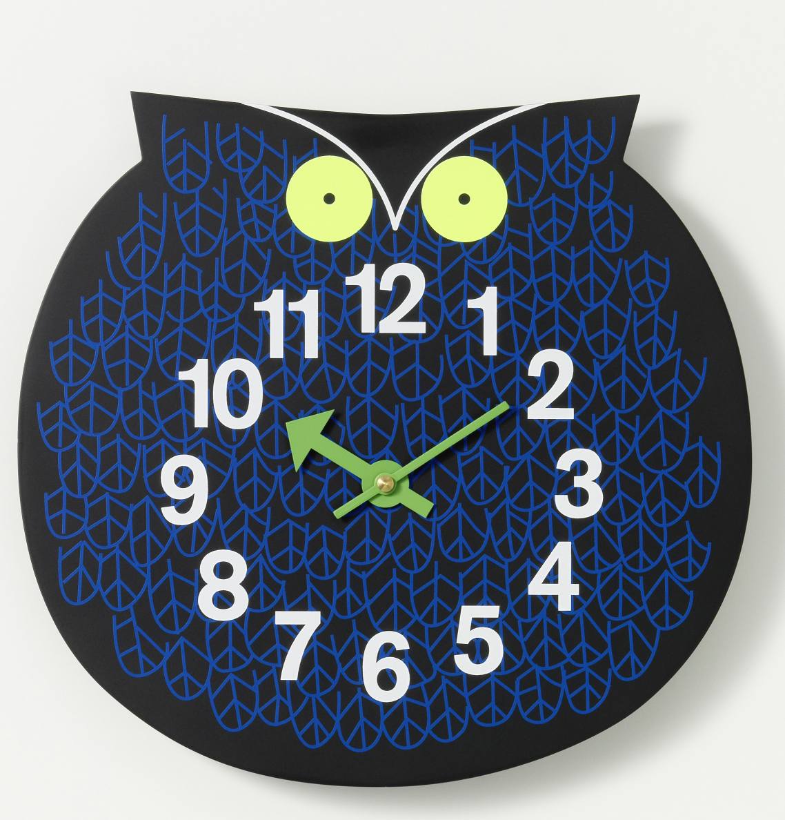 Vitra Wanduhr "Omar the Owl" aus der Zoo Timers Kollektion, schwarzes Eulen-Design mit blauen Akzenten.