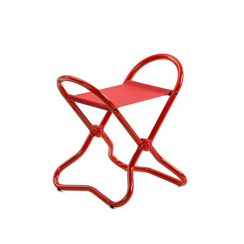 Roter Snupi Klappstuhl: Moderner, zusammenklappbarer Hocker mit Textilsitzfläche und Stahlgestell für flexibles Sitzen.