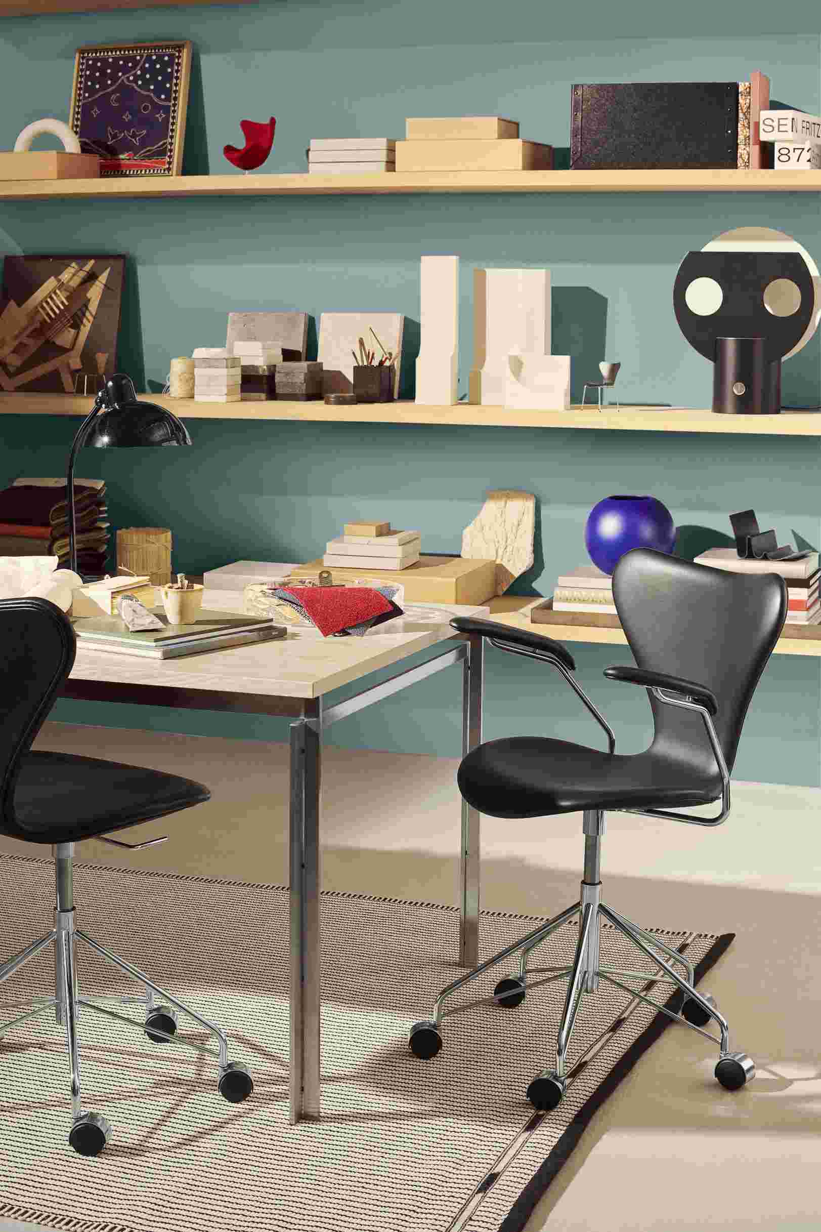 PK55 Esstisch von Fritz Hansen mit zwei schwarzen Bürostühlen in einem Büro.