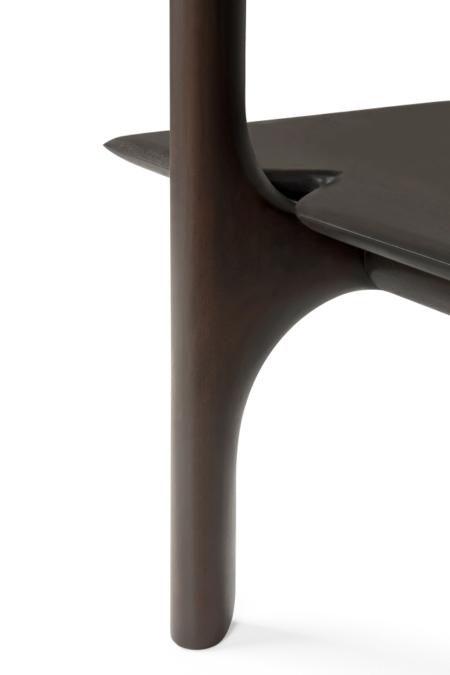 Detailaufnahme des Ethnicraft PI Regals: Dunkles Holz, modernes Design, Ablagefläche und Stützbein.