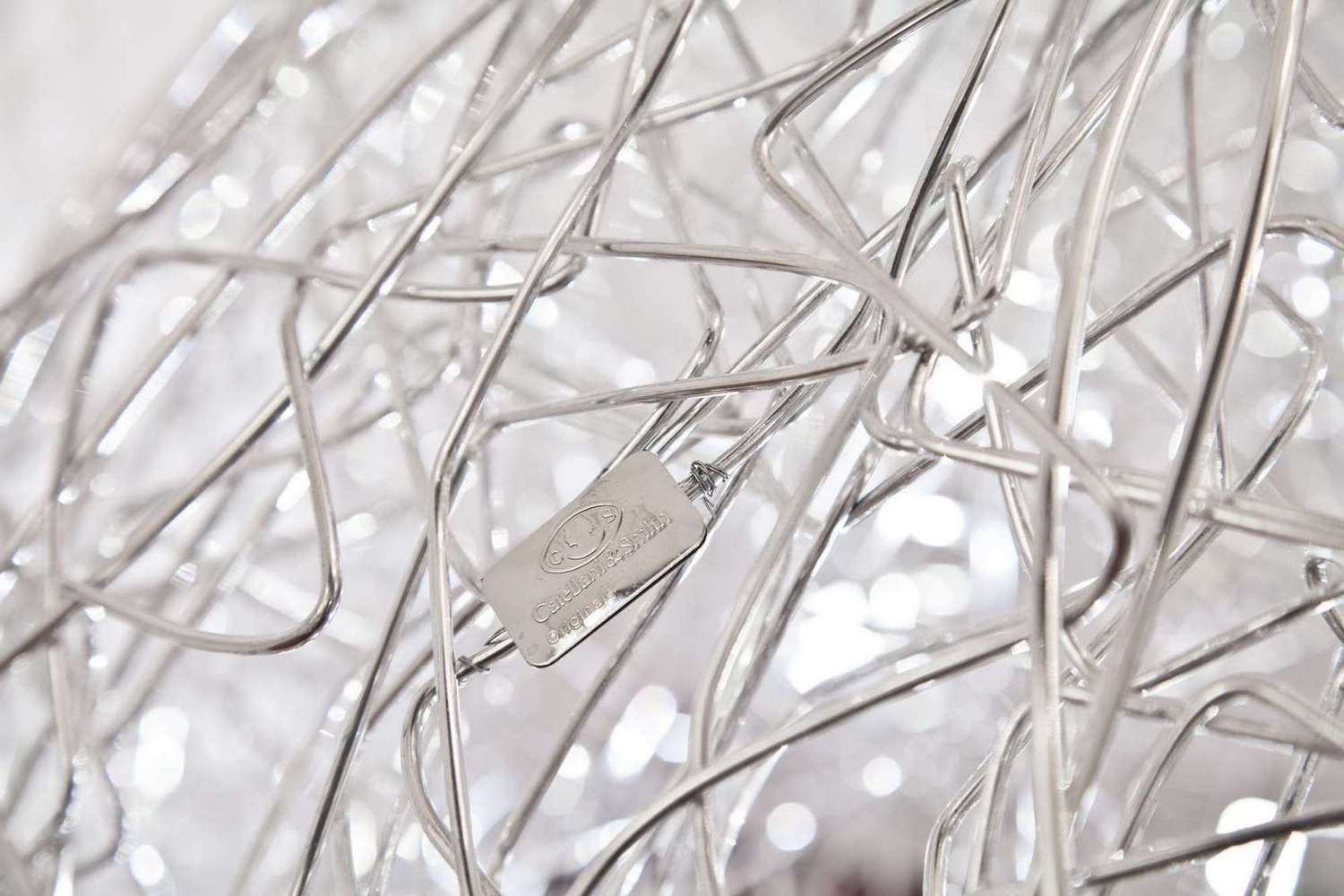 Detailaufnahme der Fil de Fer Hängeleuchte von Catellani & Smith, silberner Draht. Design Lampe.