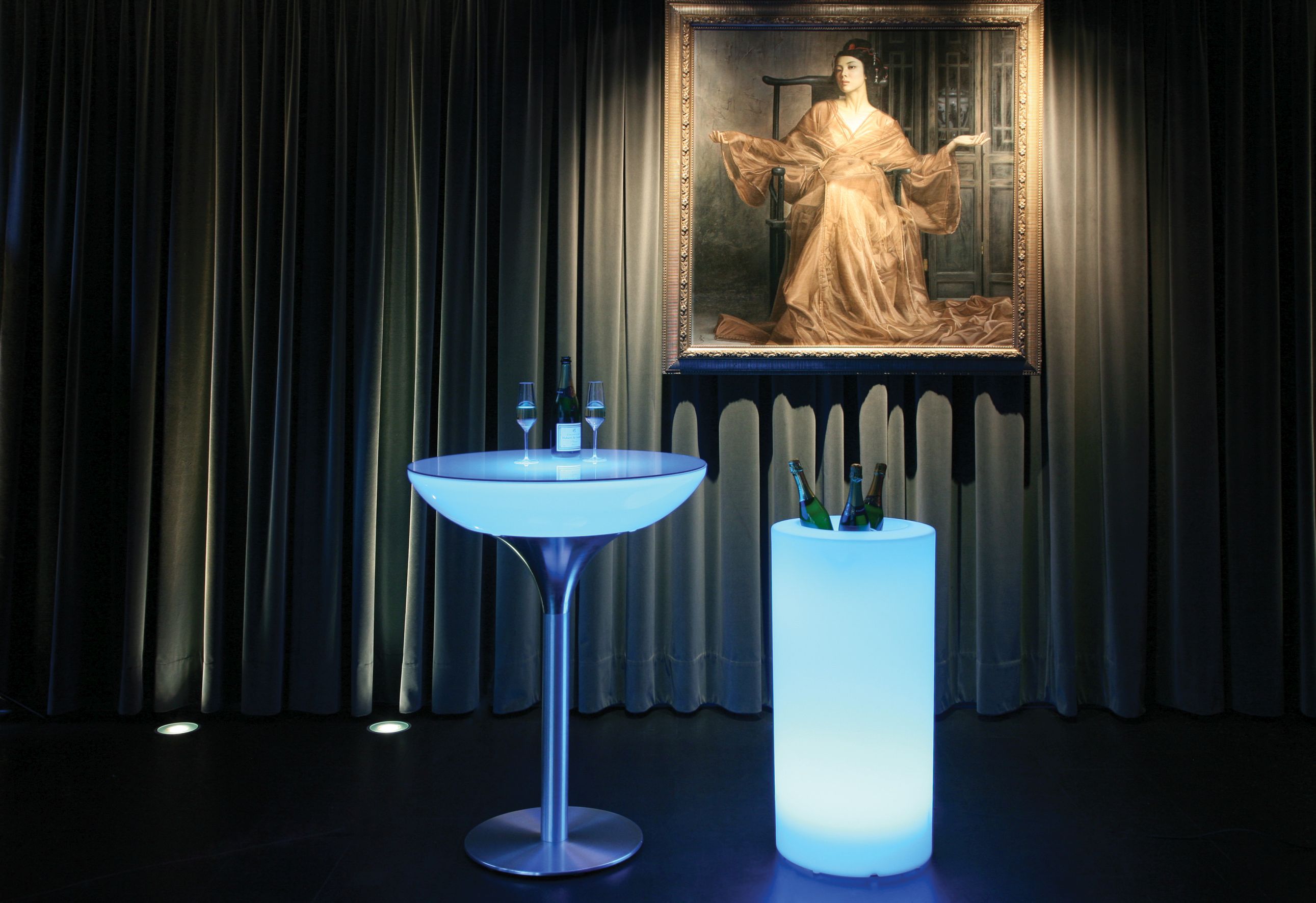 Moree Cooler 70 LED Getränkekühler Outdoor, beleuchteter Stehtisch und Getränkekühler mit Flaschen.