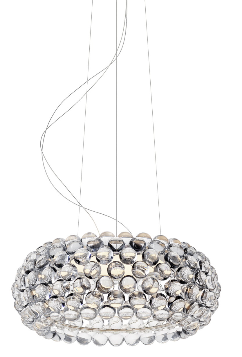 Nahaufnahme der Caboche Pendelleuchte von Foscarini, eine moderne Designerlampe mit transparenten Kugeln.