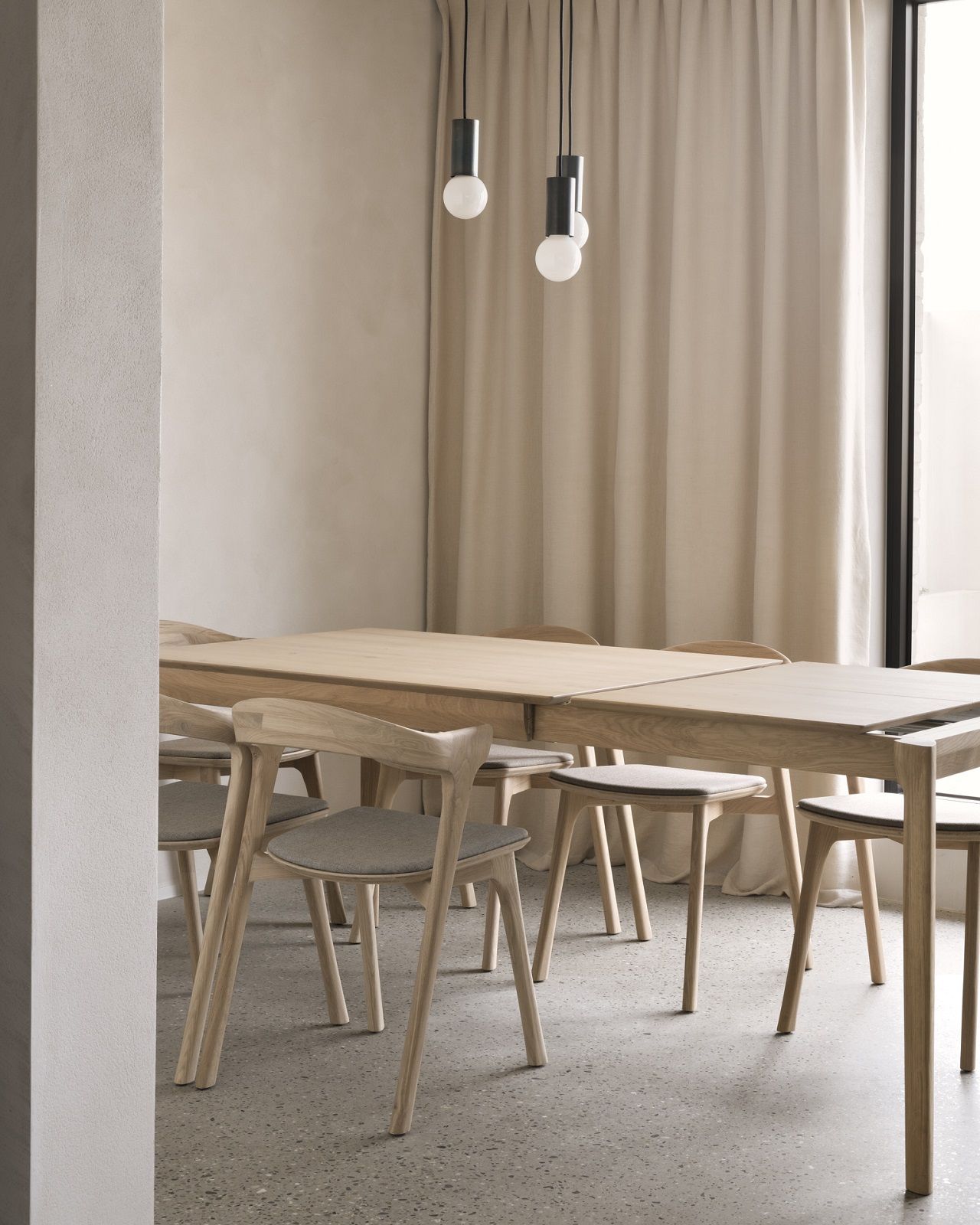 Ethnicraft Bok Tisch: Ausziehbarer Esstisch aus Eiche, rechteckig, für Esszimmer und Wohnbereich.