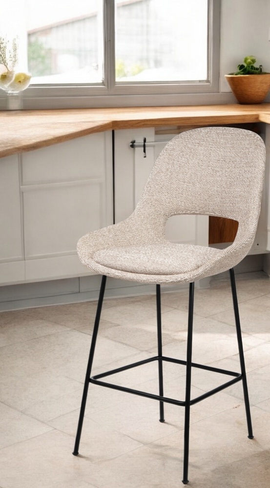 Theia Counter Armchair Low Barhocker von Freifrau Manufaktur mit beigem Stoffbezug und schwarzem Metallgestell.