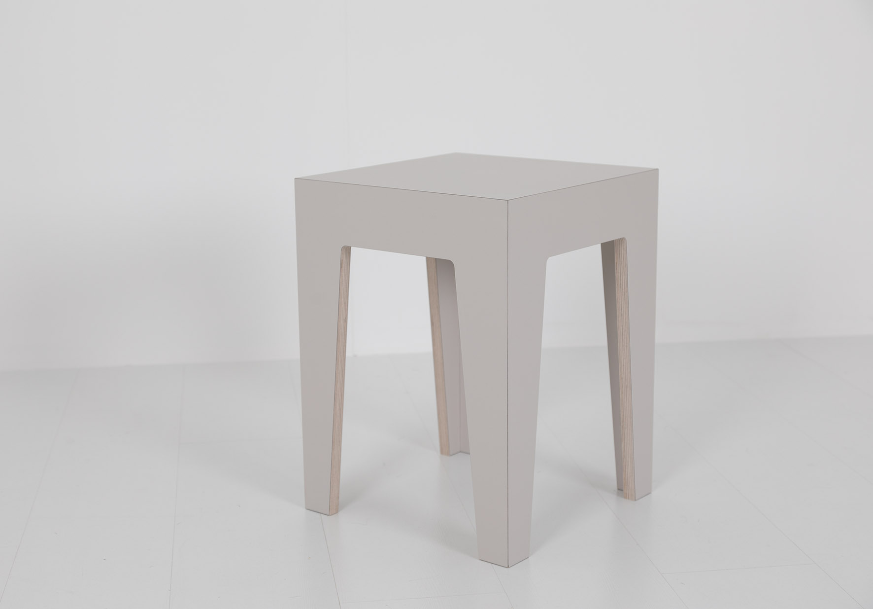 HENRIK Hocker: Grauer, moderner Hocker aus Holz, ideal als Sitzgelegenheit oder Beistelltisch.