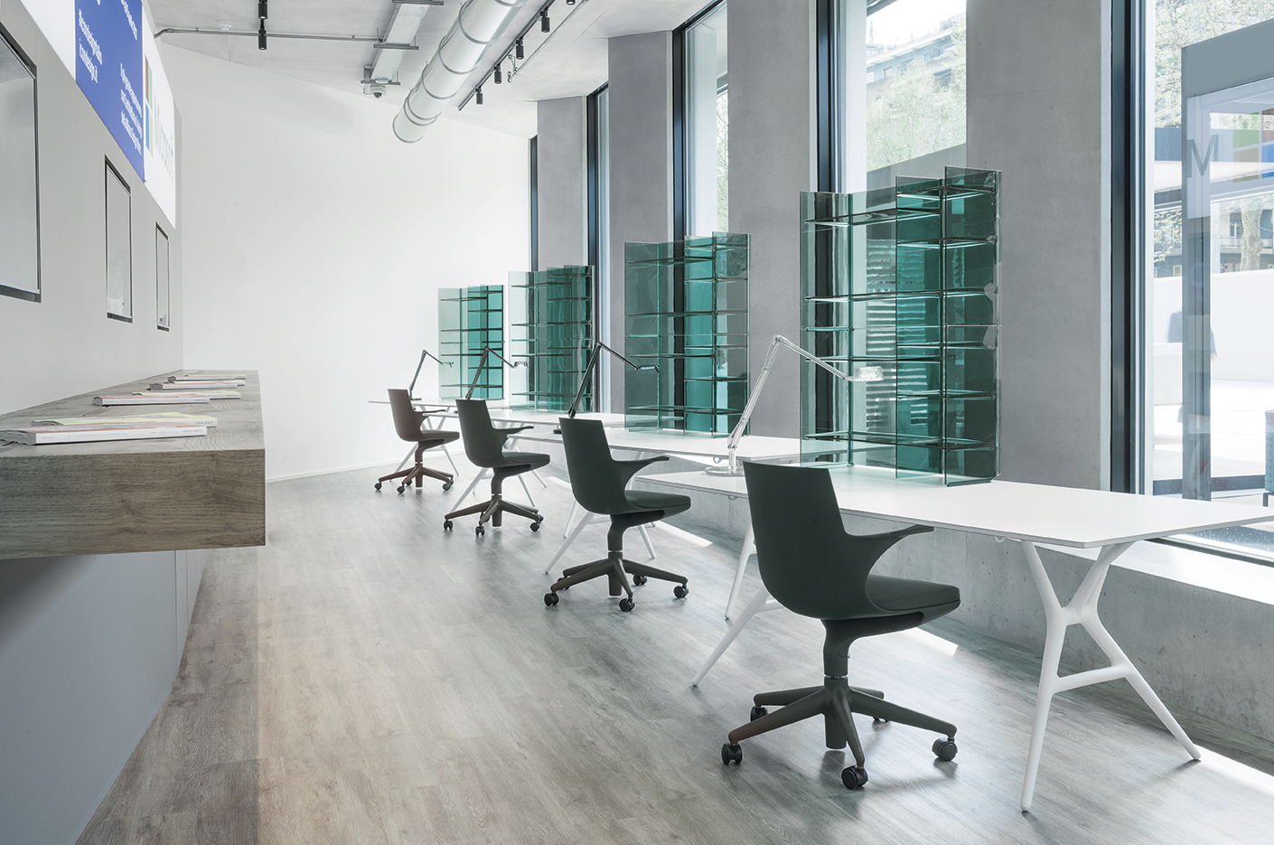 Schwarzer Spoon Chair Drehstuhl von Kartell in einem modernen Büro mit weißen Tischen.