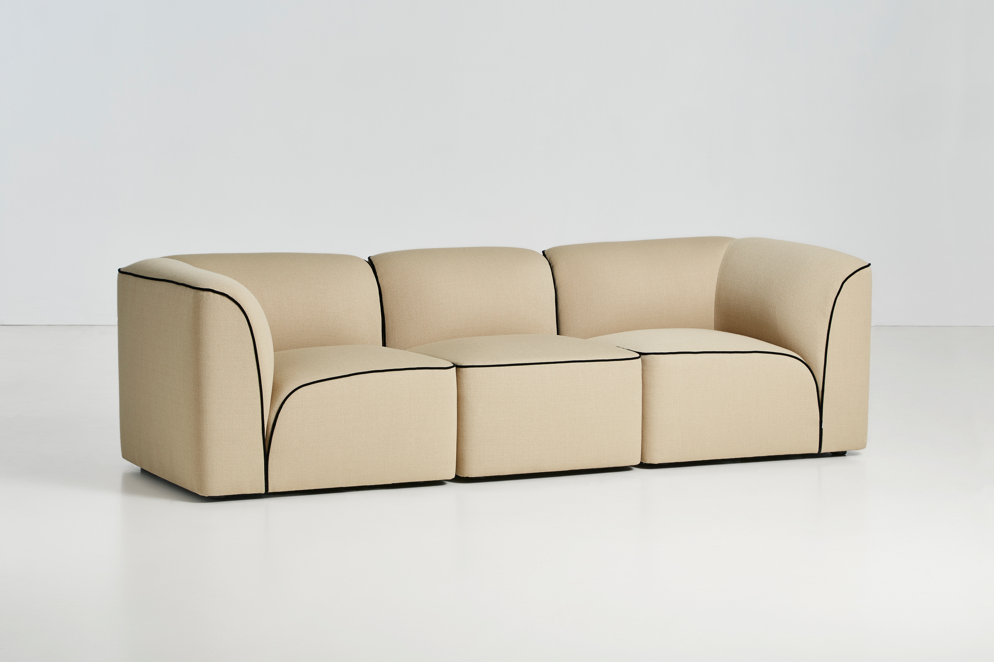 Beiges Flora Modul-Sofa von Woud mit schwarzer Paspelierung, modernes Design für Wohnzimmer und Lounge.