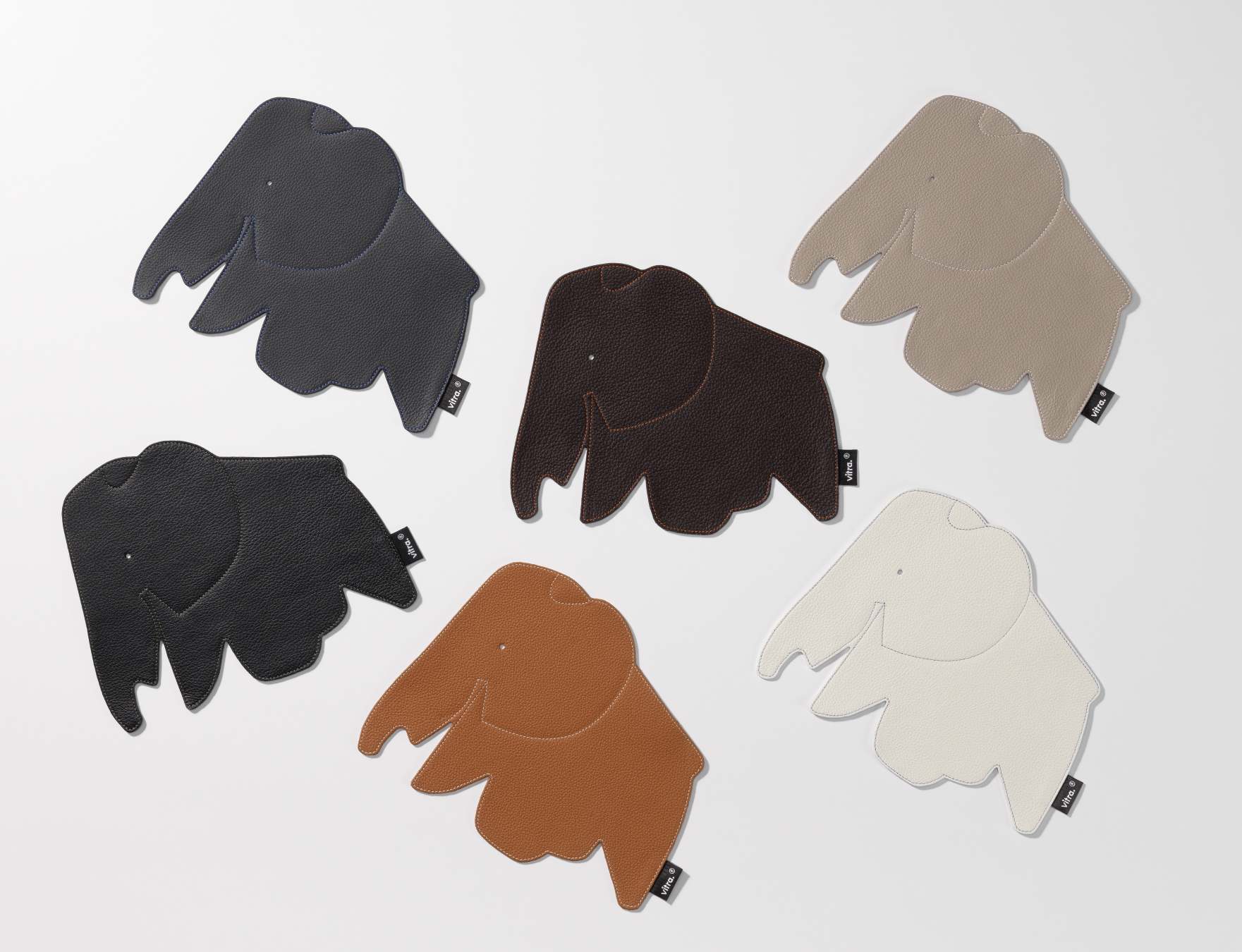 Verschiedenfarbige Elephant Pad Mousepads von Vitra in Elefantenform auf weißem Hintergrund. Büroaccessoire und Schreibtischunterlage.