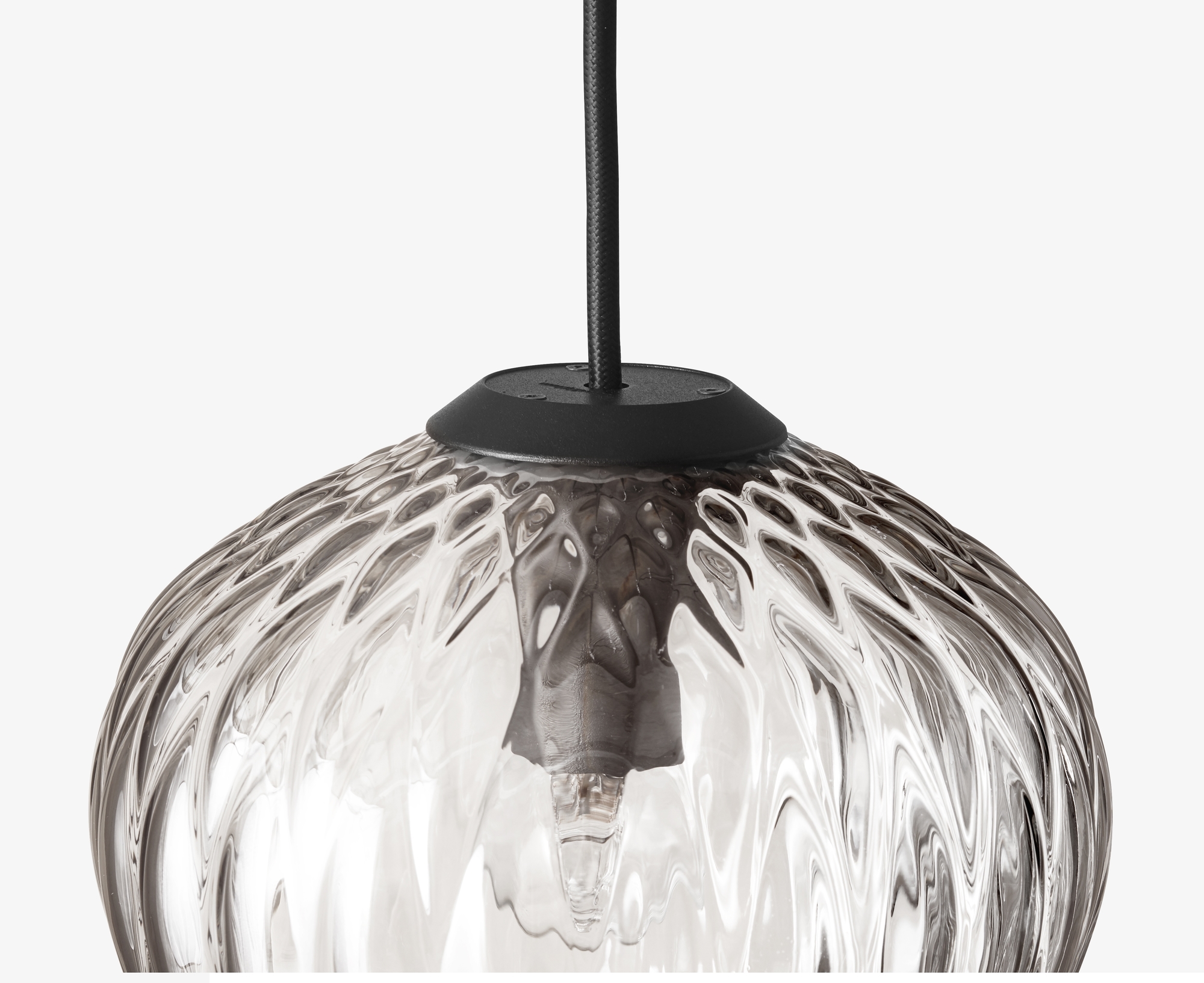 Nahaufnahme der AndTradition Blown Pendelleuchte SW4 mit dekorativem Glas und schwarzem Kabel.