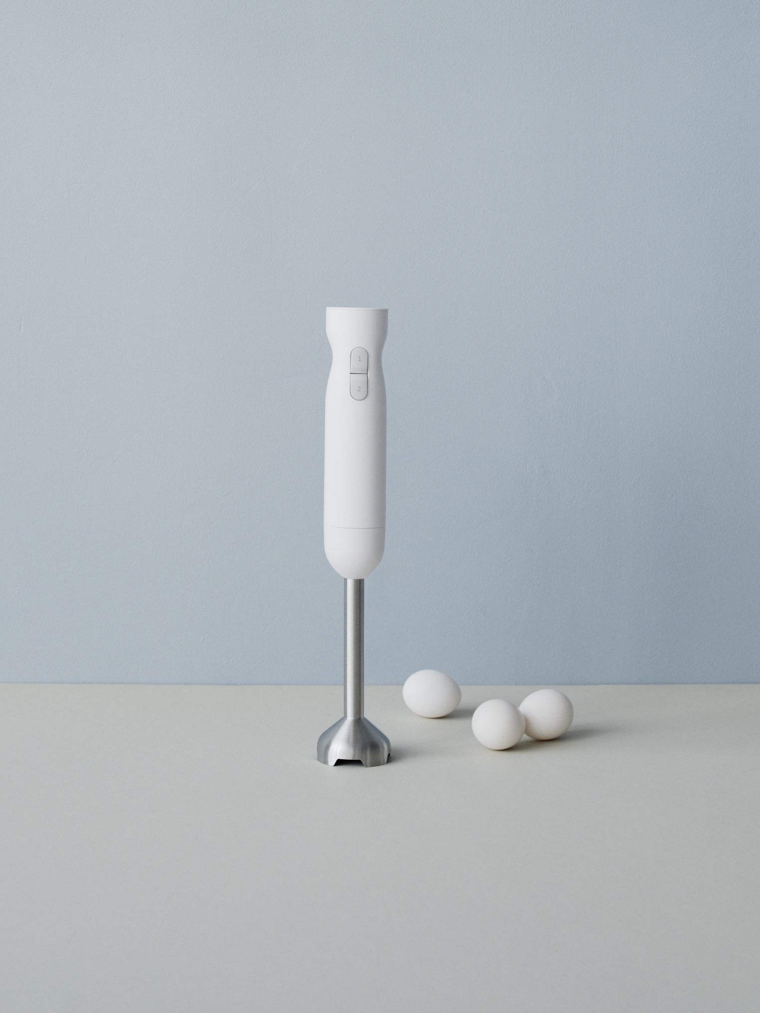 FOODIE Stabmixer von RIG TIG by Stelton in Weiß neben drei Eiern.