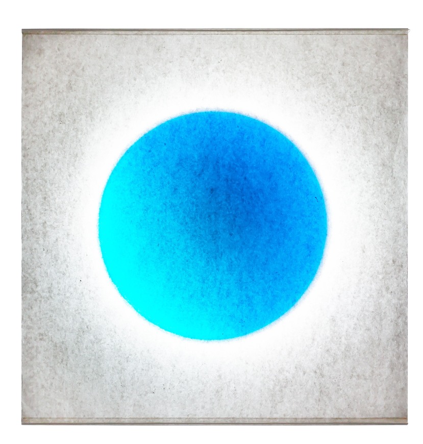 Moodmoon Wandleuchte: Quadratische Designerlampe mit blauem Lichteffekt für stimmungsvolle Beleuchtung.