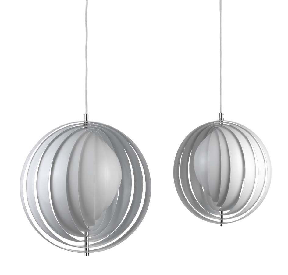 Zwei weiße Moon Pendelleuchten von Verpan, moderne Hängeleuchten für stilvolle Innenräume.