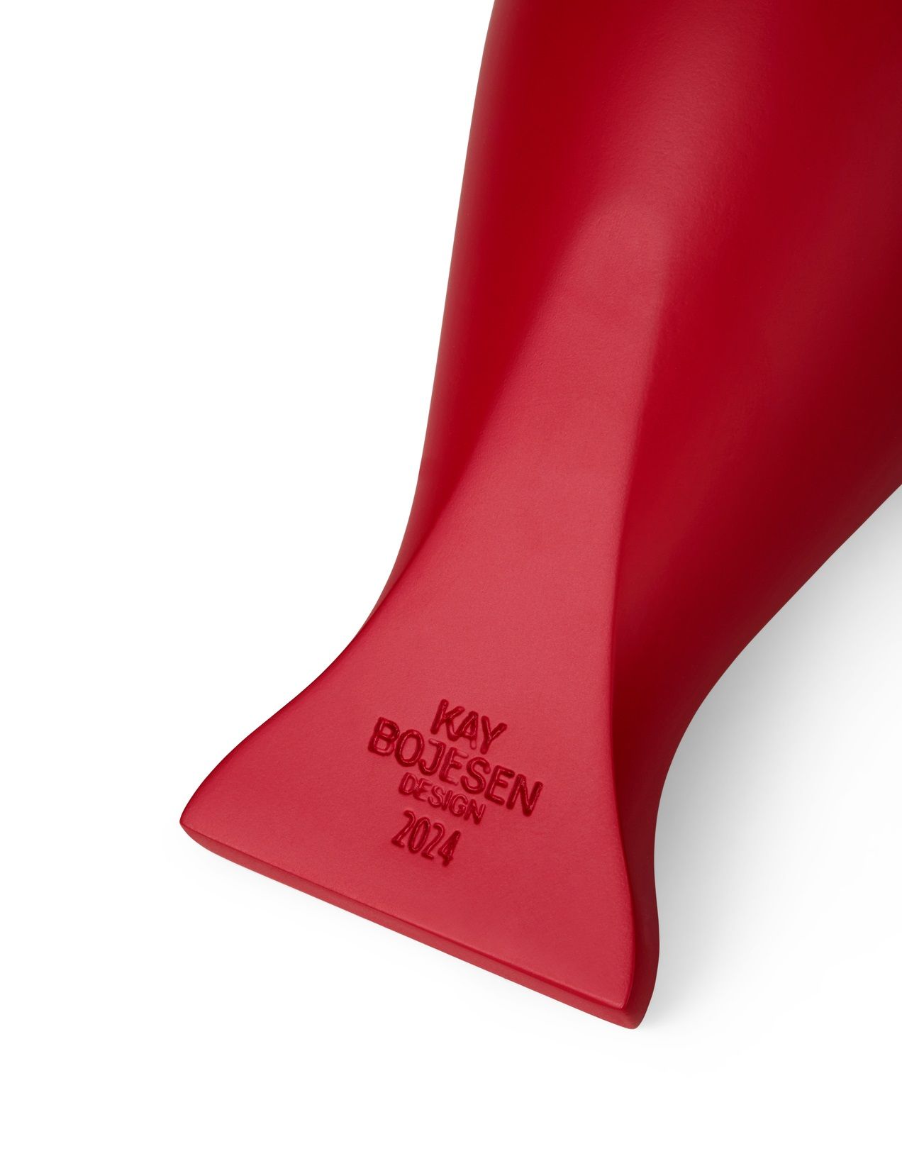 Detailaufnahme des Kay Bojesen Flora Year Bird 2024, rote Holzfigur, Singvogel Design.