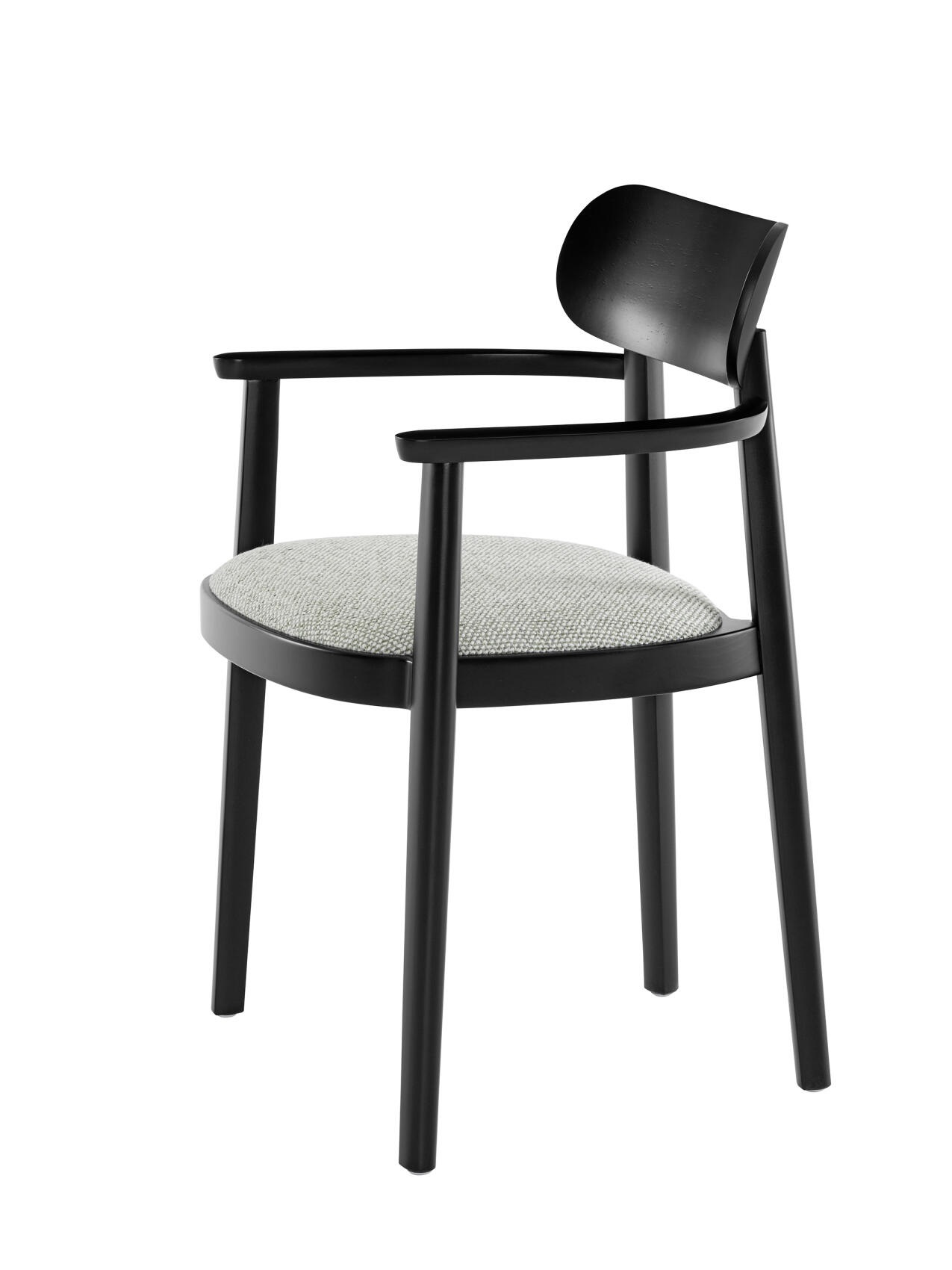 Schwarzer 118 SPFV Holzstuhl von Thonet mit Armlehnen und grauem Stoffbezug, freigestellt.