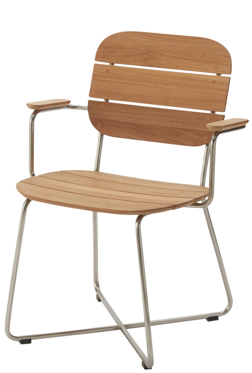 Lilium Armchair von Skagerak by Fritz Hansen: Holz Armlehnenstuhl mit Metallgestell für den Außenbereich.