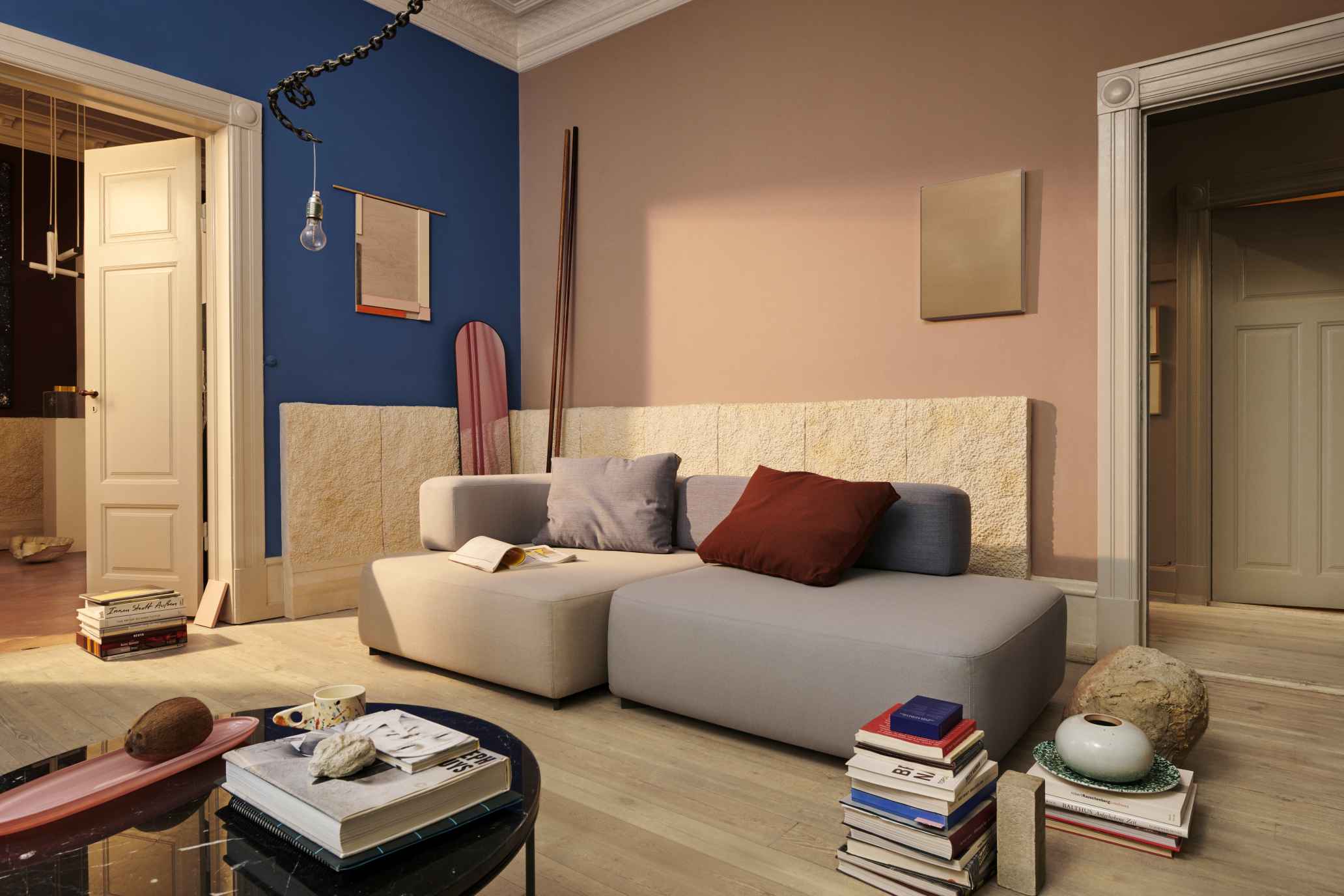 Alphabet Sofa von Fritz Hansen: Graues 2-Sitzer Sofa mit Armlehne rechts in modernem Wohnzimmer.