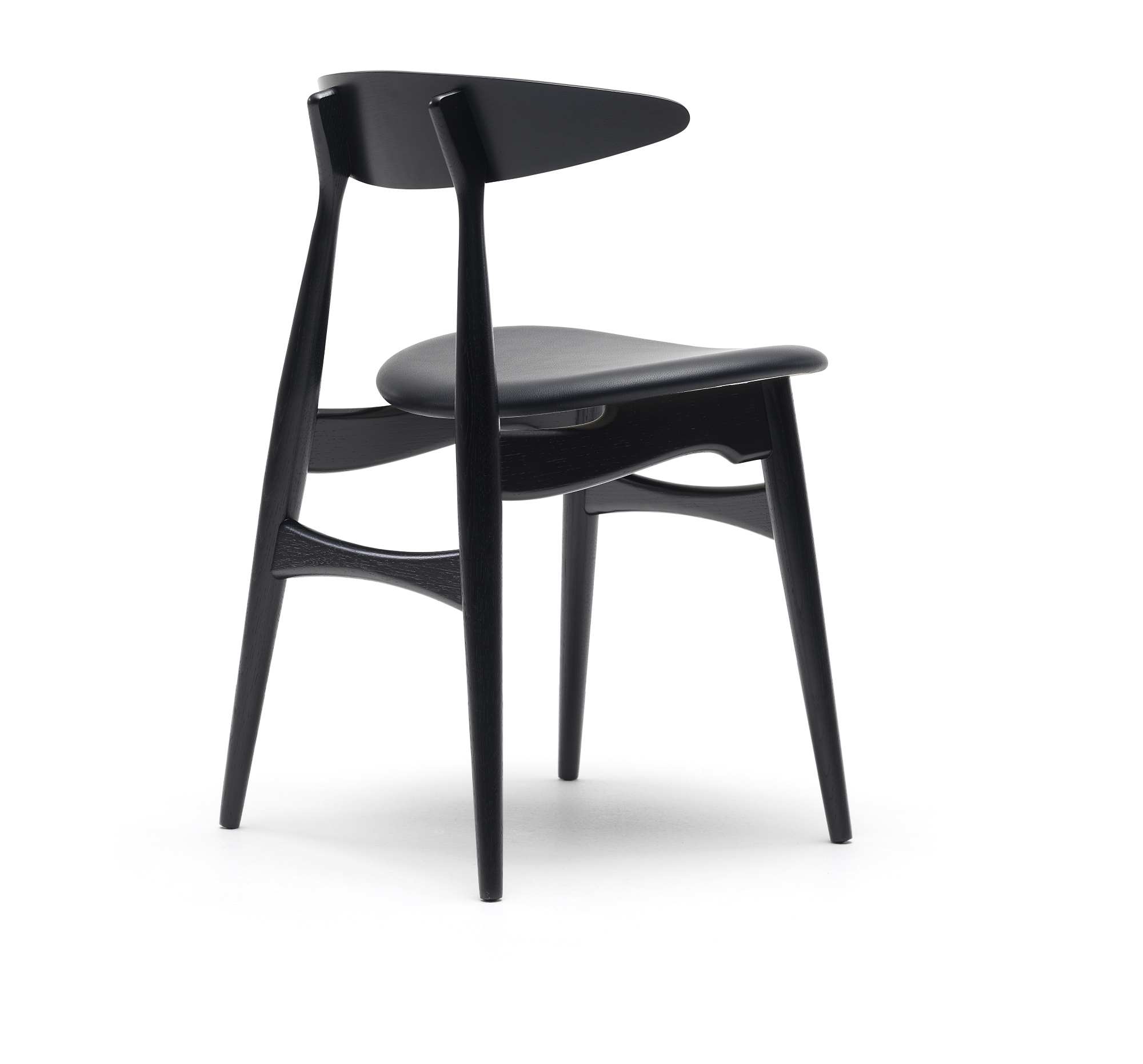 CH33P Stuhl von Carl Hansen & Søn, Eiche schwarz, mit gepolsterter Sitzfläche.