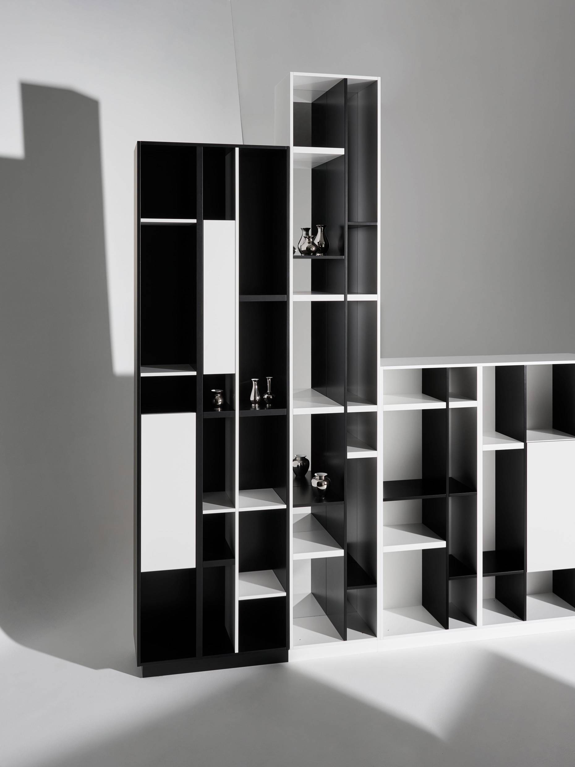 Schönbuch Plaid Regal H 120 cm in Schwarz-Weiß: Modernes Bücherregal und Designregal für Wohnzimmer und Büro.