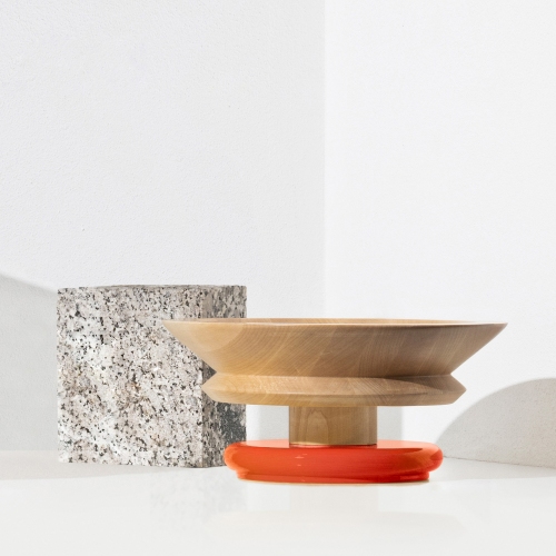 Alessi Schale ES15 aus hellem Holz mit orangem Fuß, moderne Obstschale für den Esstisch.