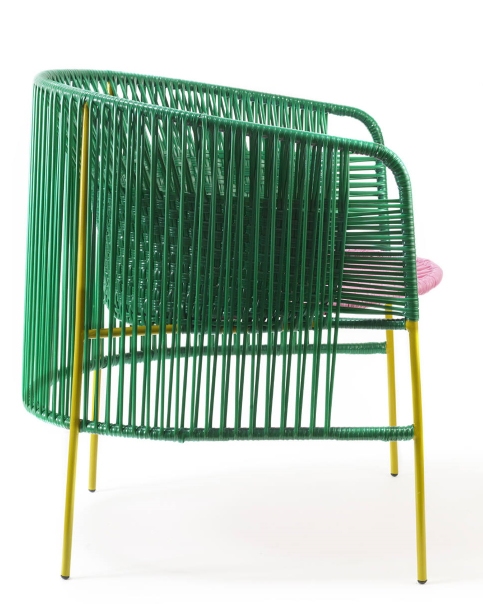 Caribe Lounge Chair: Outdoor Sessel in Smaragdgrün, Kaugummirosa und Currygelb, Seitenansicht.
