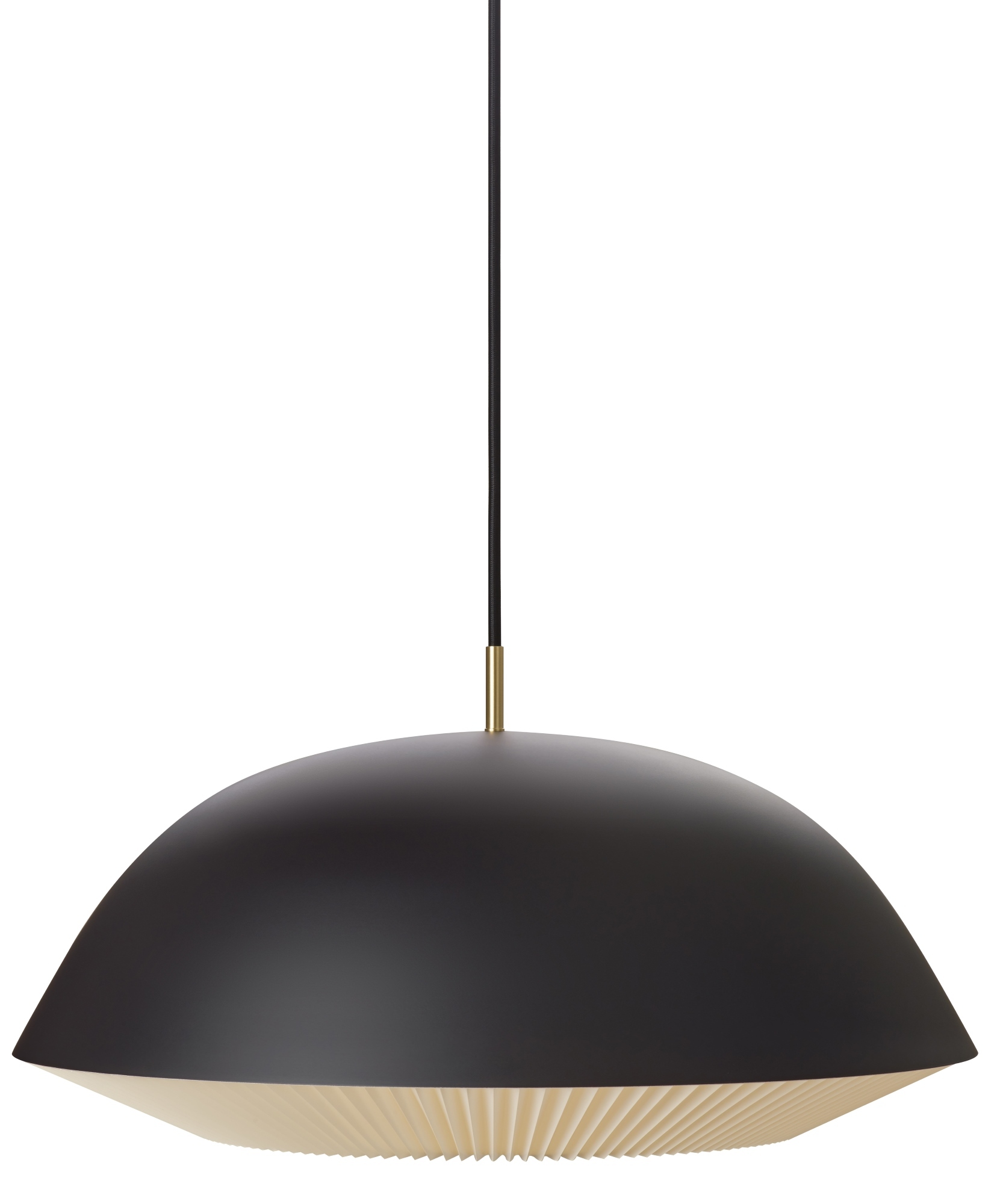 Schwarze Cache Pendelleuchte von Le Klint mit plissiertem Lampenschirm und schwarzem Kabel.